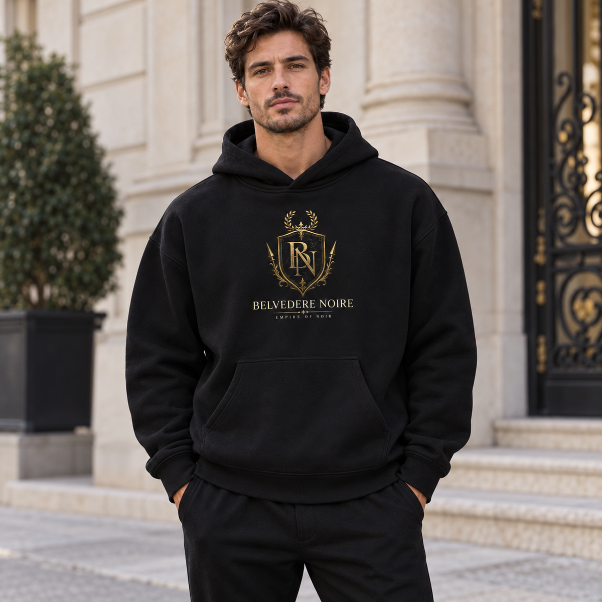 Model wearing the black Oversize Fleeced Hoodie outdoors